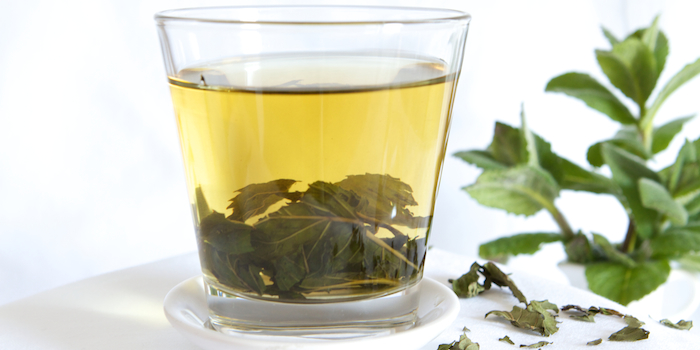 Bylinková ústní voda z hřebíčku, skořice, máty a petržele na bolavé zuby, zánět dásní a pro osvěžení dechu